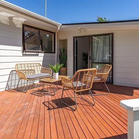 Sunny And Central On Big Section Featherston Exterior photo