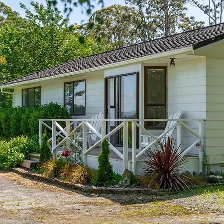 Sunny And Central On Big Section Featherston Exterior photo