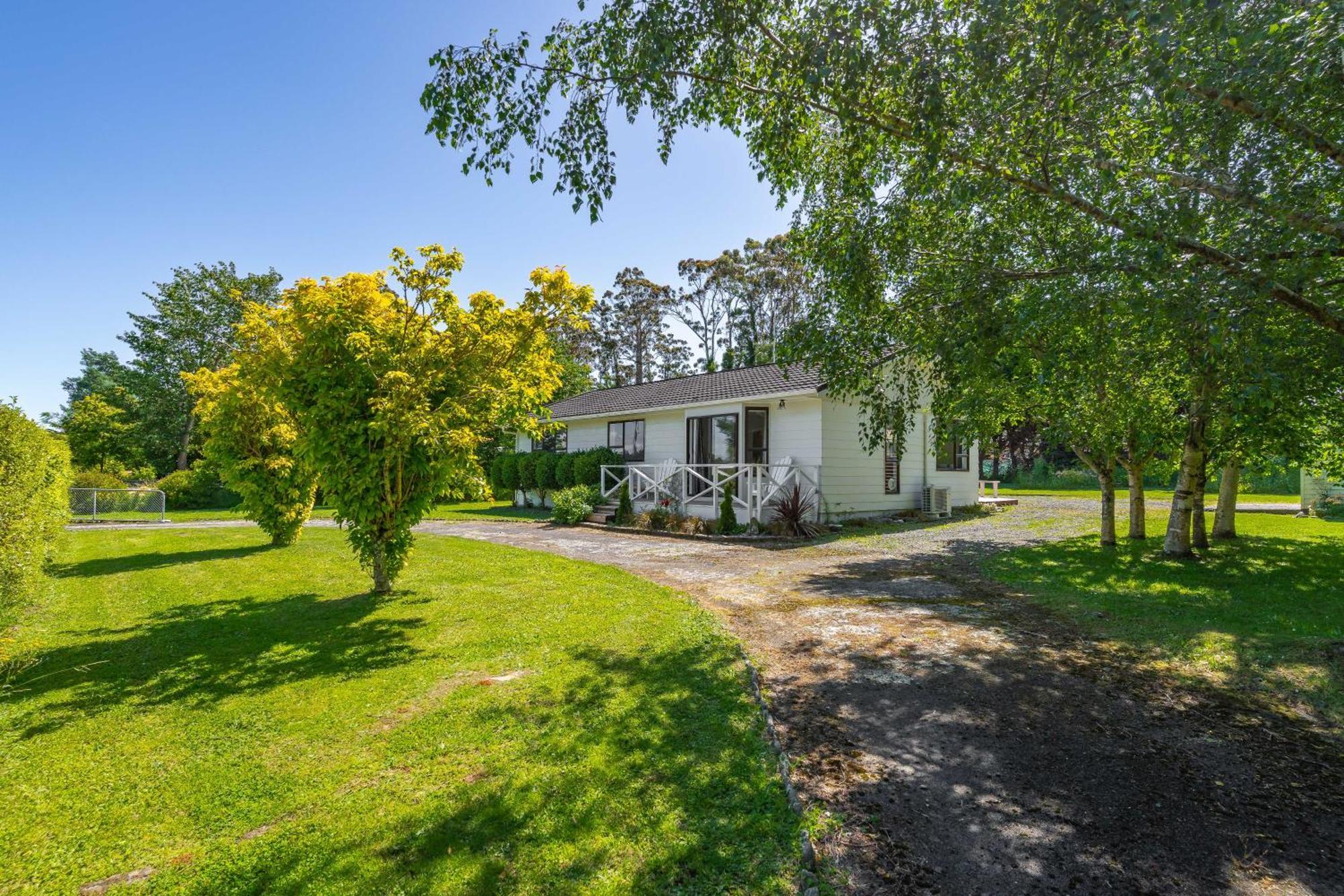 Sunny And On Big Section Holiday home Featherston